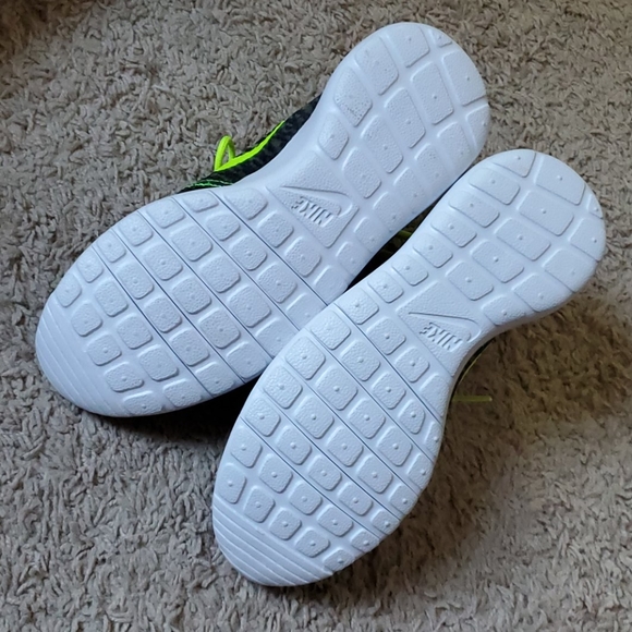 Nike Black and Volt Rosherun Flight Weight Shoes - Picture 3 of 10